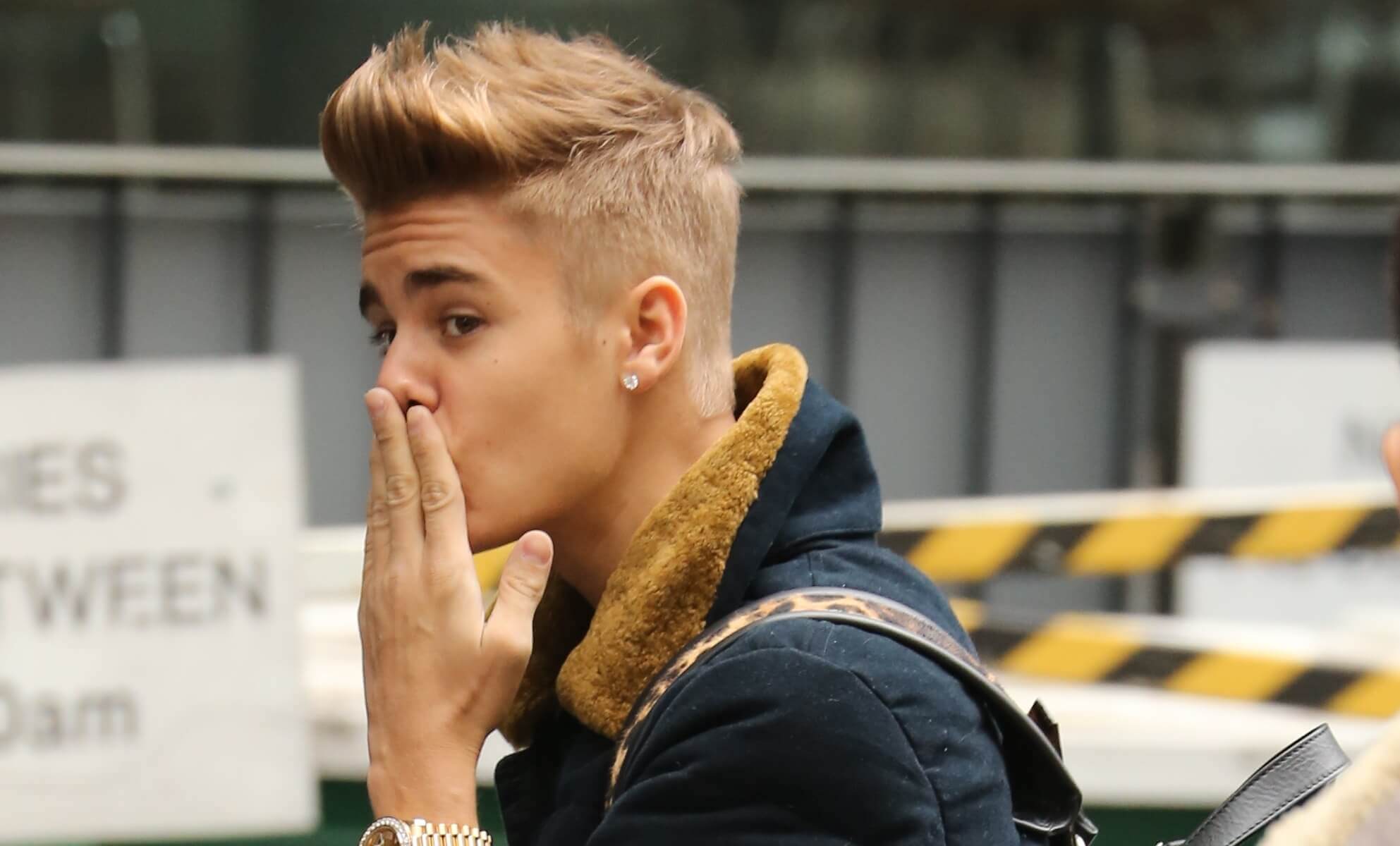 Novos vizinhos de Bieber reclamam de barulho e cheiro de maconha