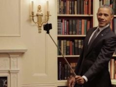 Obama faz pose usando o famoso pau de selfie