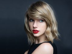 Taylor Swift vista à procura de vestido de noiva