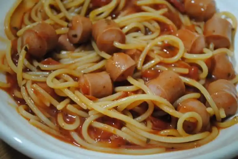 Como preparar Massa Esparguete com Salsichas