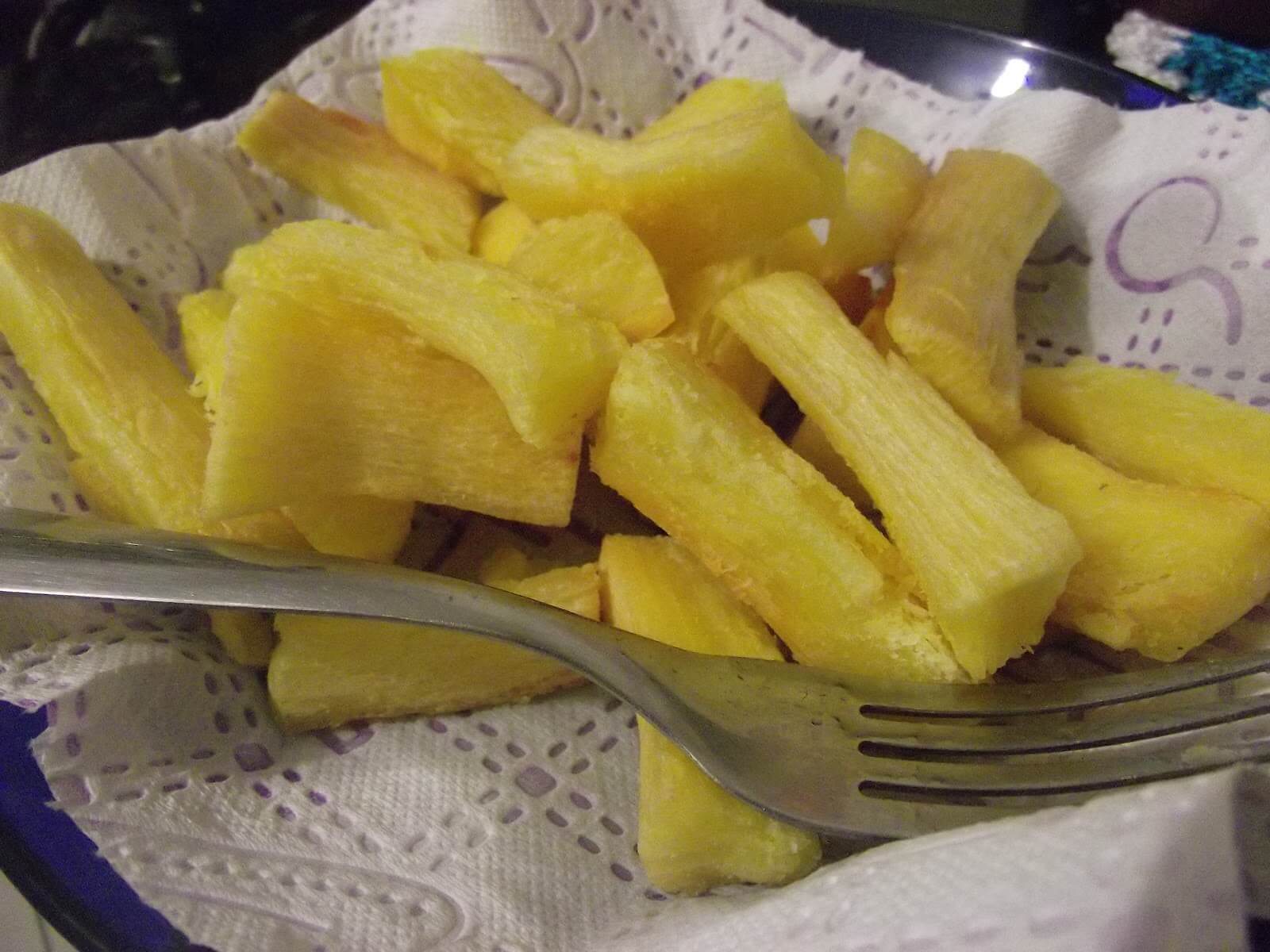 Comer mandioca