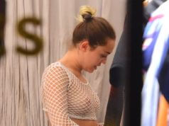 Miley Cyrus é flagrada com os seios à mostra