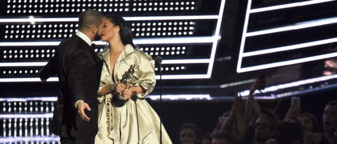 Drake declara-se a Rihanna