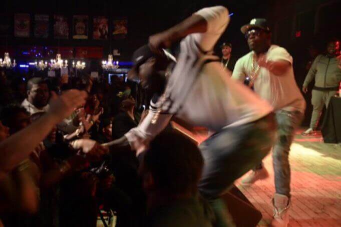 50 Cent agride mulher com soco durante show nos EUA