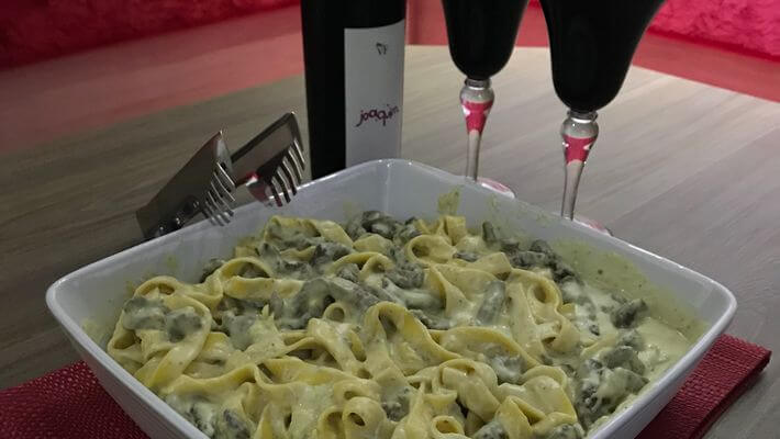 Macarrão ao Molho Quatro Formaggio com Tirinhas de Filé Mignon