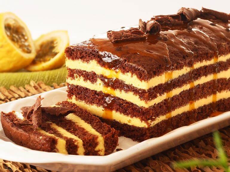Bolo de Chocolate com Mousse de Maracujá