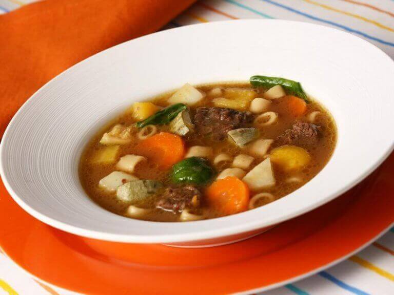 Sopa de Carne, Macarrão e Legumes