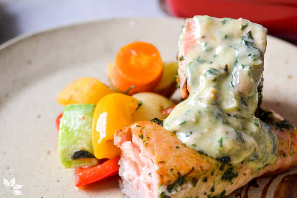 Salmão com Molho de Ervas e Legumes