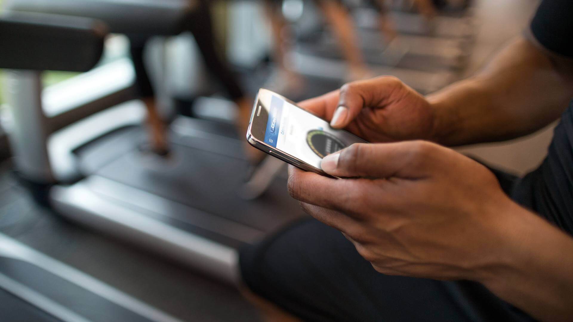 Usar o telemóvel enquanto treina