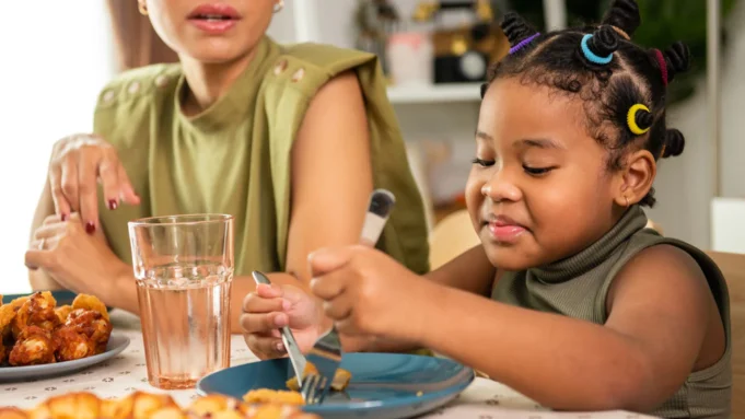 Evite dar estes alimentos com frequência aos seus filhos
