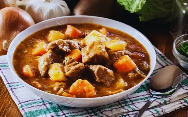 Guisado de carne de porco com legumes-Receitas