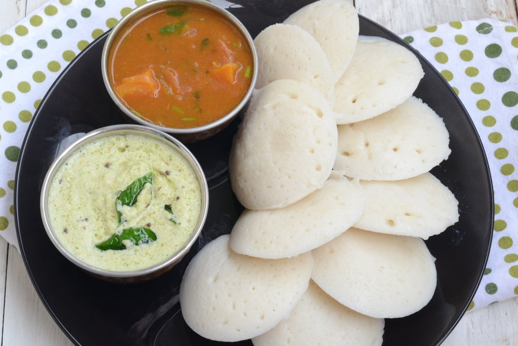 Idli com Sambar (Índia)