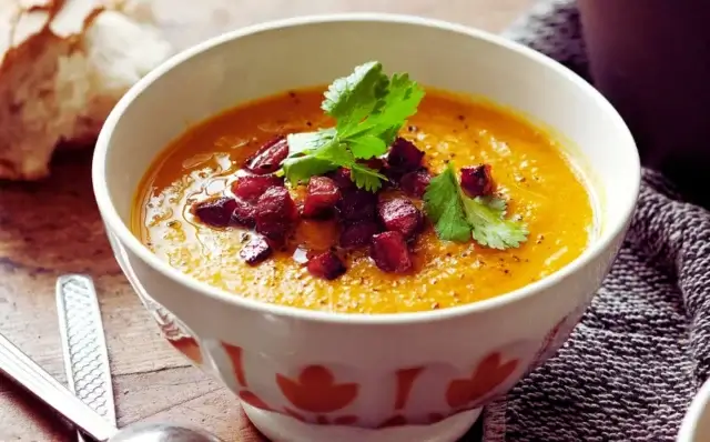 Sopa de abobrinha e chouriço-Receitas