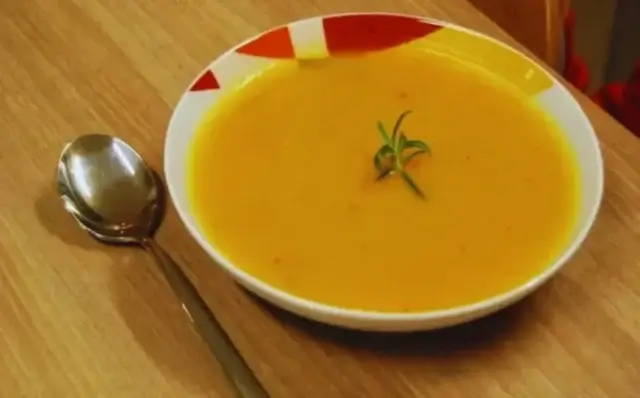 Sopa de cenoura com leite de coco-Receitas