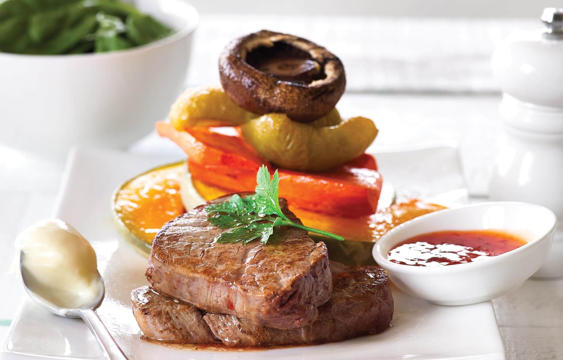 Carne grelhada com vegetais assados