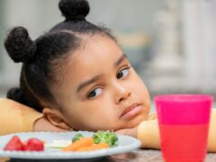 Como lidar com uma criança que não aceita comer