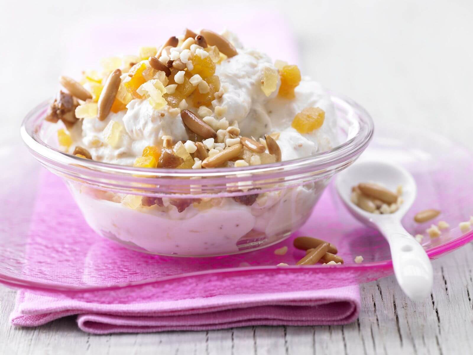 Iogurte natural com nozes e frutas