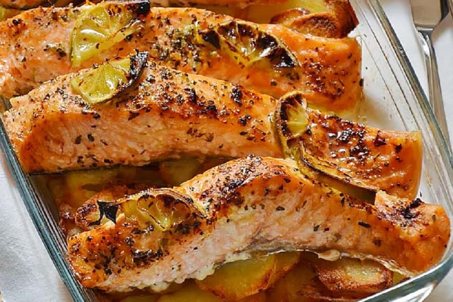 Salmão grelhado com batata assada