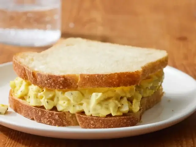 Sanduíche de ovos cozidos com frango desfiado-Receitas