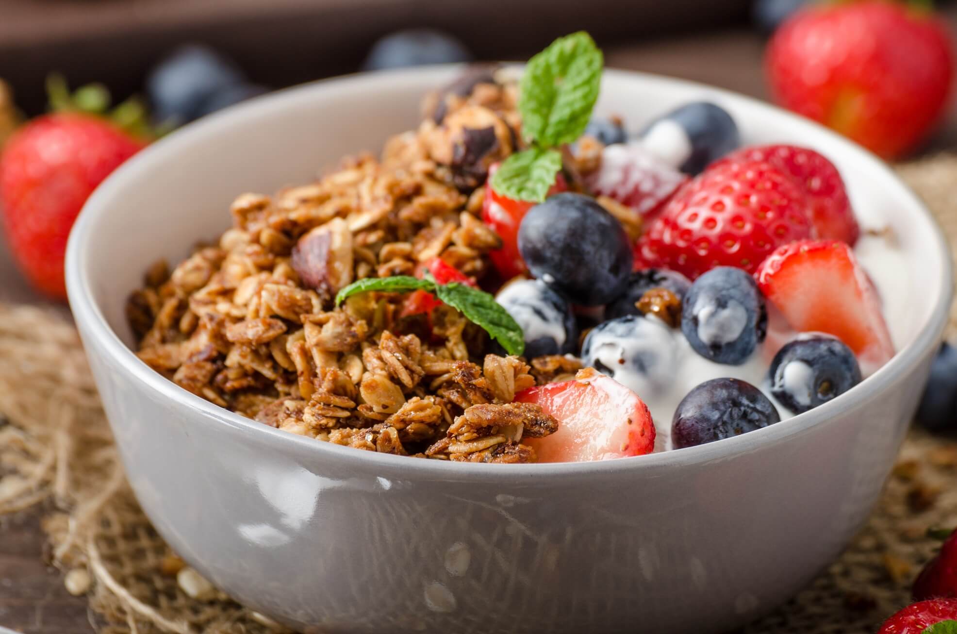 Iogurte com frutas secas e sementes