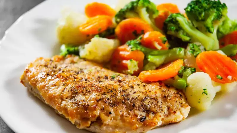 Peito de frango com legumes ao vapor