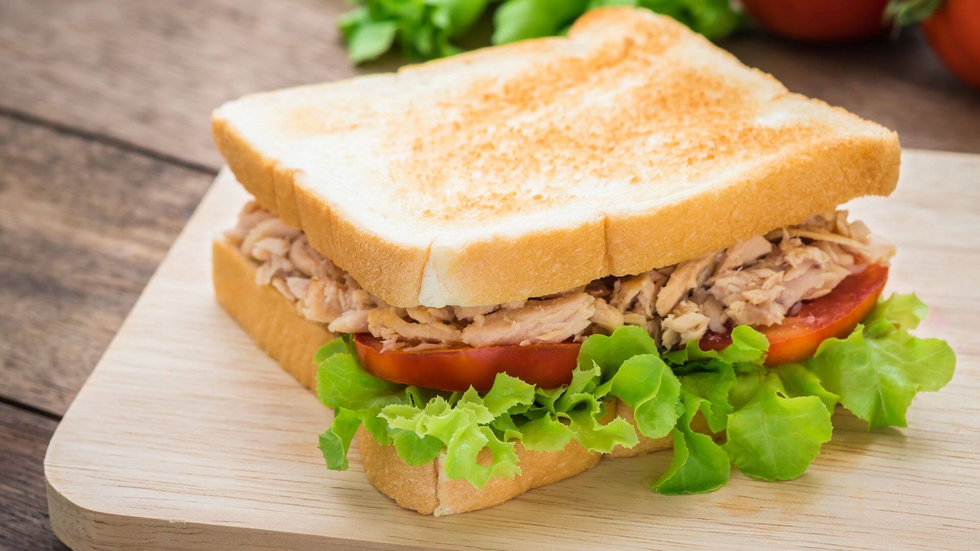 Sanduíche de atum com alface e tomate