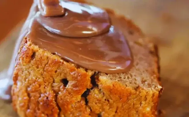 Bolo de banana com chocolate e calda de creme de avelã