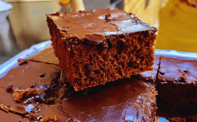 Bolo de chocolate com casquinha-Receitas