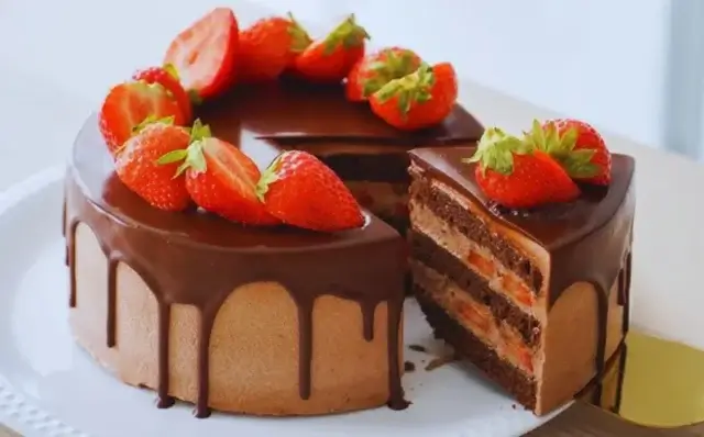 Bolo de chocolate com recheio de brigadeiro e morangos-Receitas