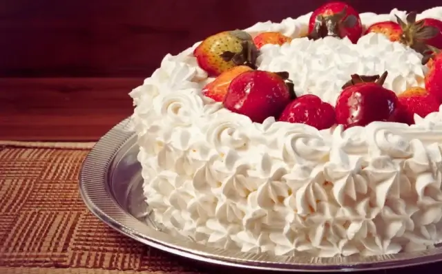 Bolo de morango com suspiros-Receitas
