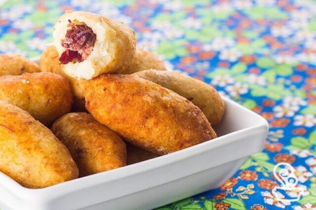 Bolinho de aipim com carne moída
