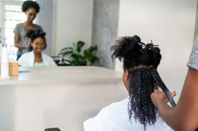 Mulher grávida pode pintar o cabelo.