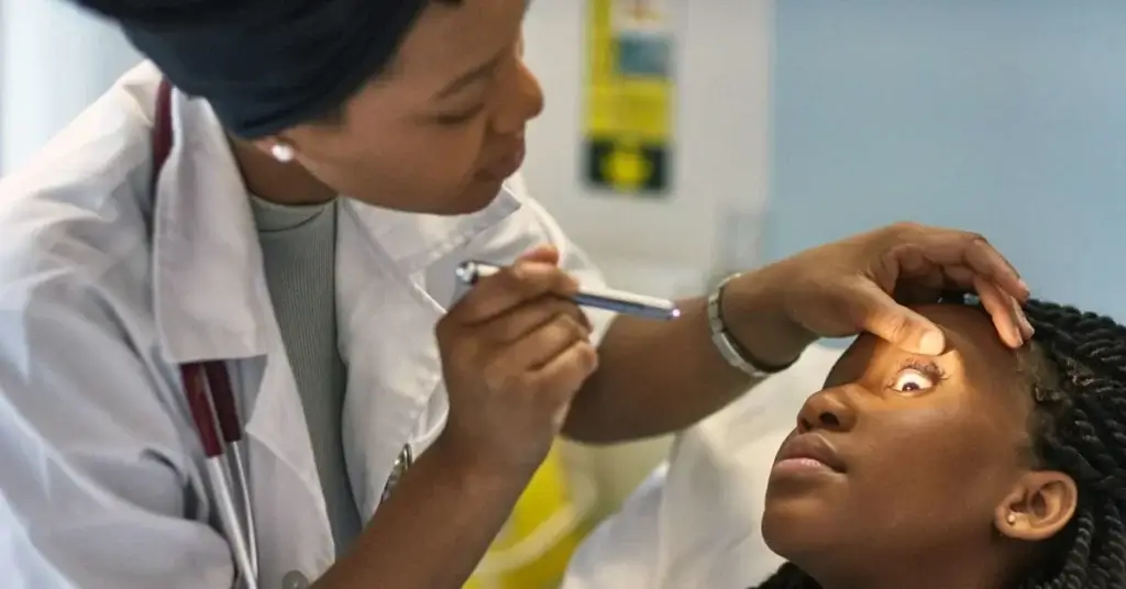 Consultas regulares ao oftalmologista