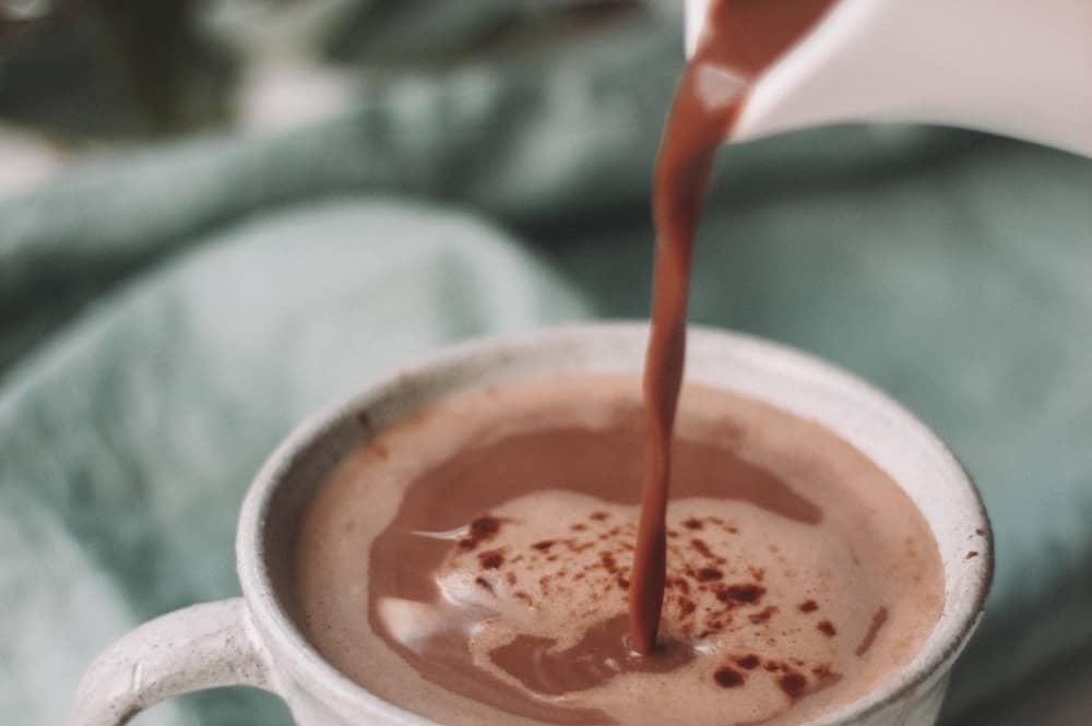 Evite bebidas com cafeína