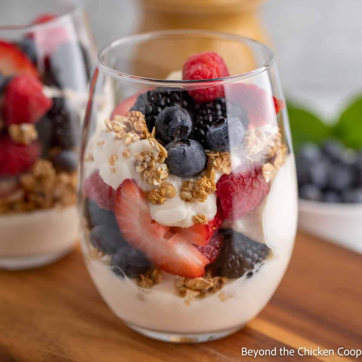 Iogurte grego com frutas e granola