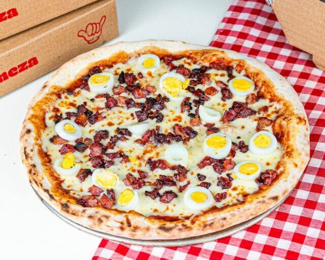Pizza de bacon e ovos