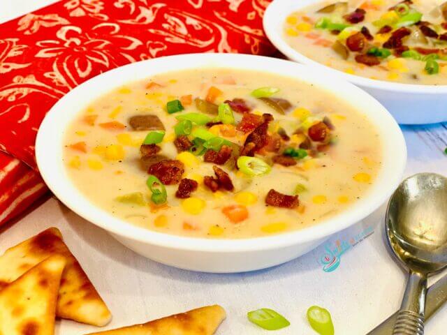 Sopa cremosa de batata, milho, bacon e aipo