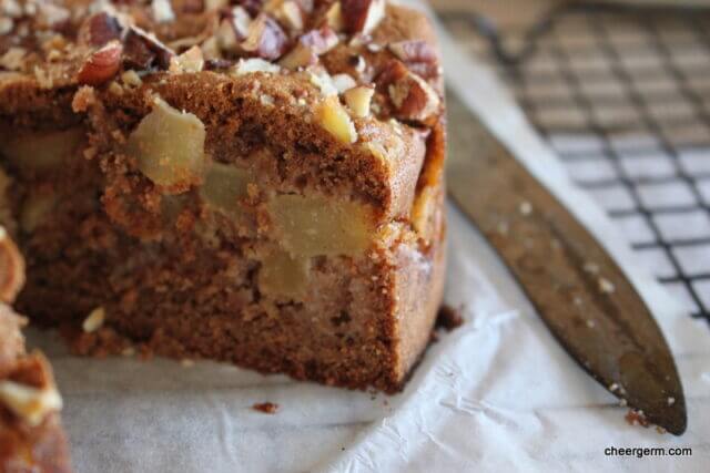 Bolo de maçã com castanhas