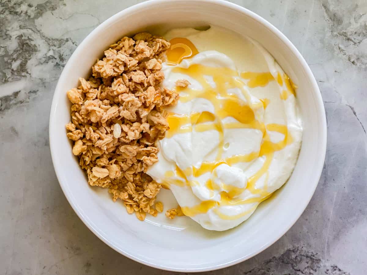 Iogurte natural com mel e granola