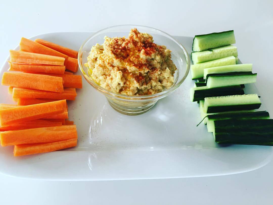 Palitos de cenoura e pepino com húmus