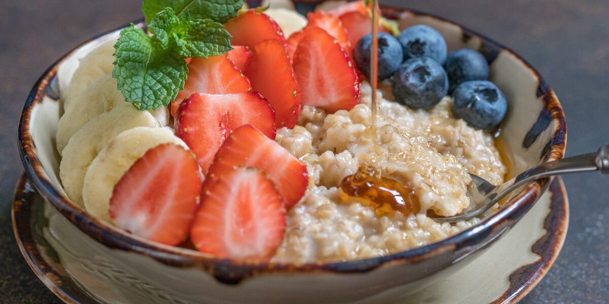 Papas de aveia com mel e frutas