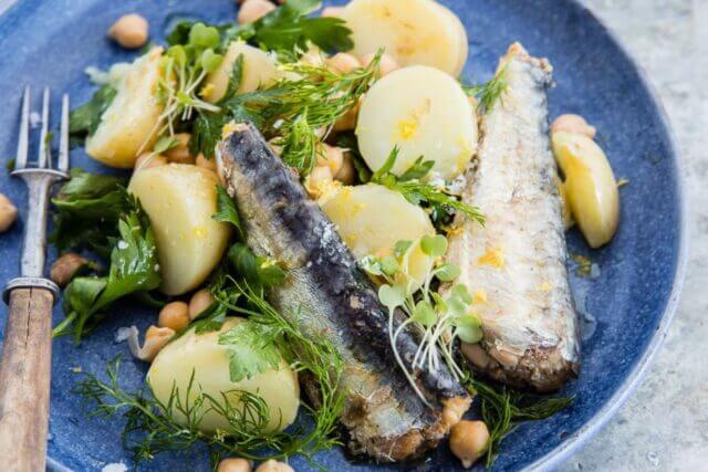 Salada de batata com sardinha