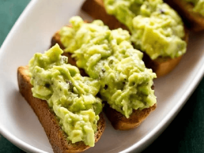 Tostas integrais com abacate