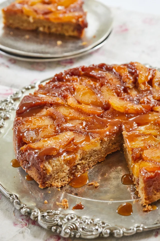 Bolo de maçã caramelizada