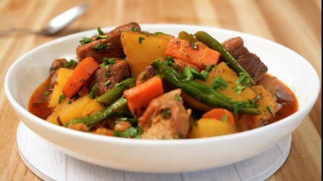 Guisado de porco com batatas e pimentos