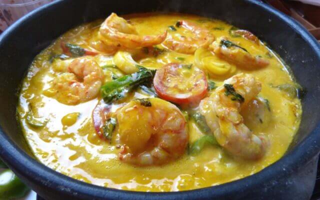 Moqueca de camarão com mariscos