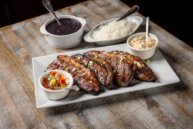 Picanha grelhada com farofa e vinagrete