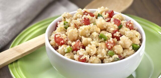 Salada de grão-de-bico com quinoa e espinafres