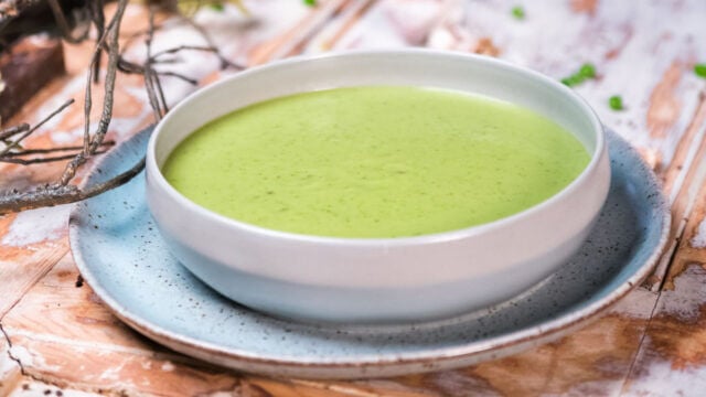 Sopa de ervilhas com hortelã