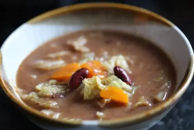 Sopa de feijão com repolho